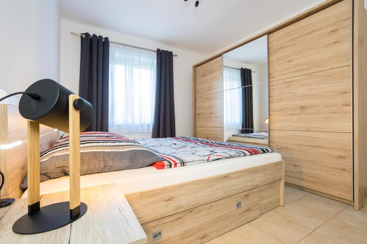 Apartments Sara Milohnici ภายนอก รูปภาพ