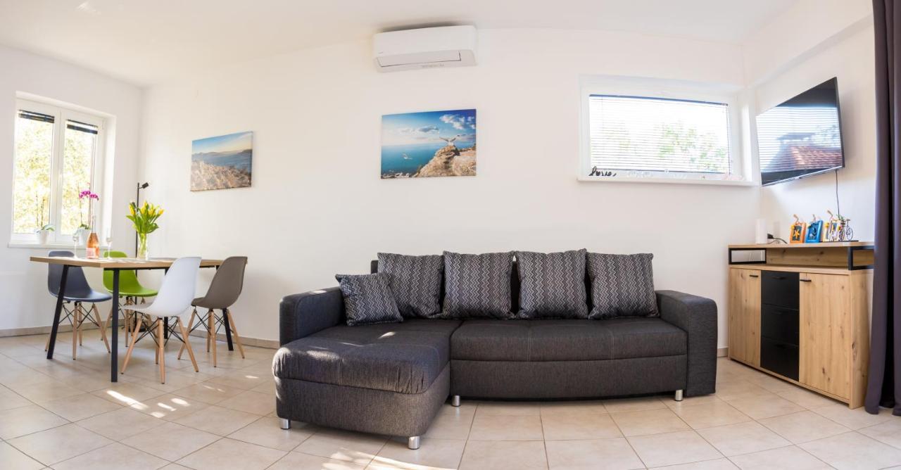 Apartments Sara Milohnici ภายนอก รูปภาพ