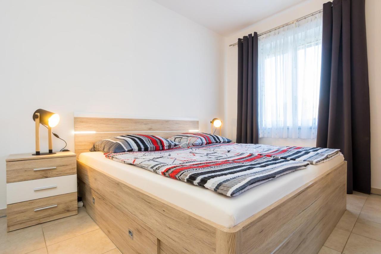 Apartments Sara Milohnici ภายนอก รูปภาพ