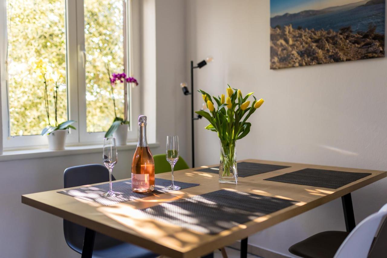 Apartments Sara Milohnici ภายนอก รูปภาพ